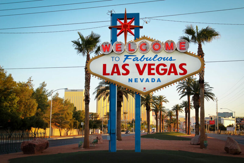 Clásica señal de Las Vegas que dice Welcome to Fabulous Las Vegas Nevada - DepositPhotos