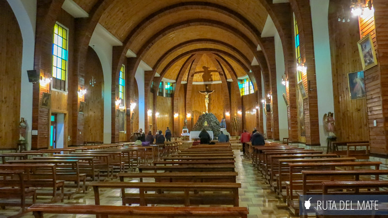 Interior de la parroquia San Jose en San Martín de los Andes con su bóveda recubierta de madera