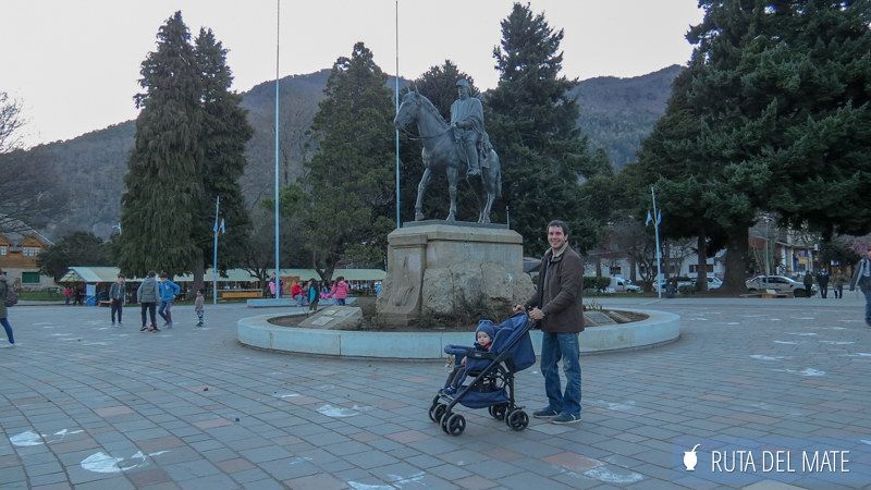 Juan y Benja de Ruta del Mate en la plaza San Martín