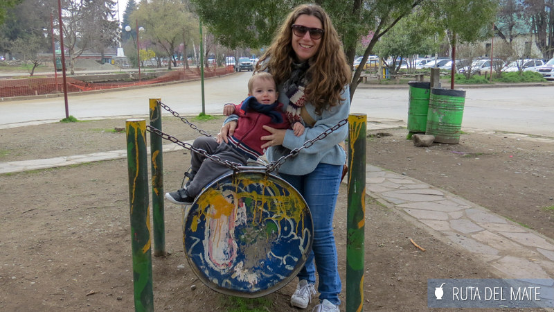 Qué HACER en EL BOLSÓN en un día o dos 2 Flor y Benja en la plaza de El Bolsón