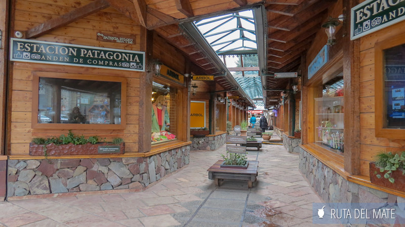 8 planes que HACER en VILLA LA ANGOSTURA imperdibles 2 Centro de Villa La Angostura con sus construcciones en madera