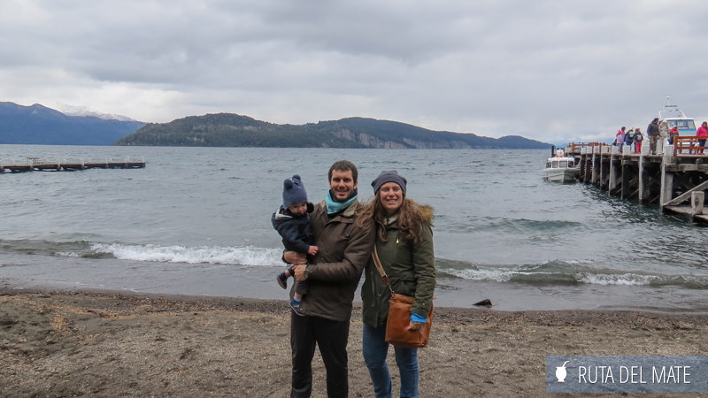 8 planes que HACER en VILLA LA ANGOSTURA imperdibles 10 Toda la familia de Ruta del Mate en la orilla del lago Nahuel Huapi