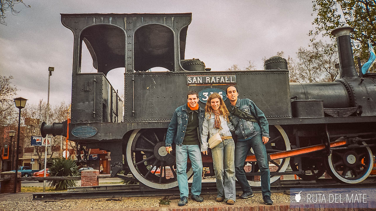 14 things to do in San Rafael Mendoza 3 Juan, Flor and Jaco in San Rafael, in front of a locomotive.