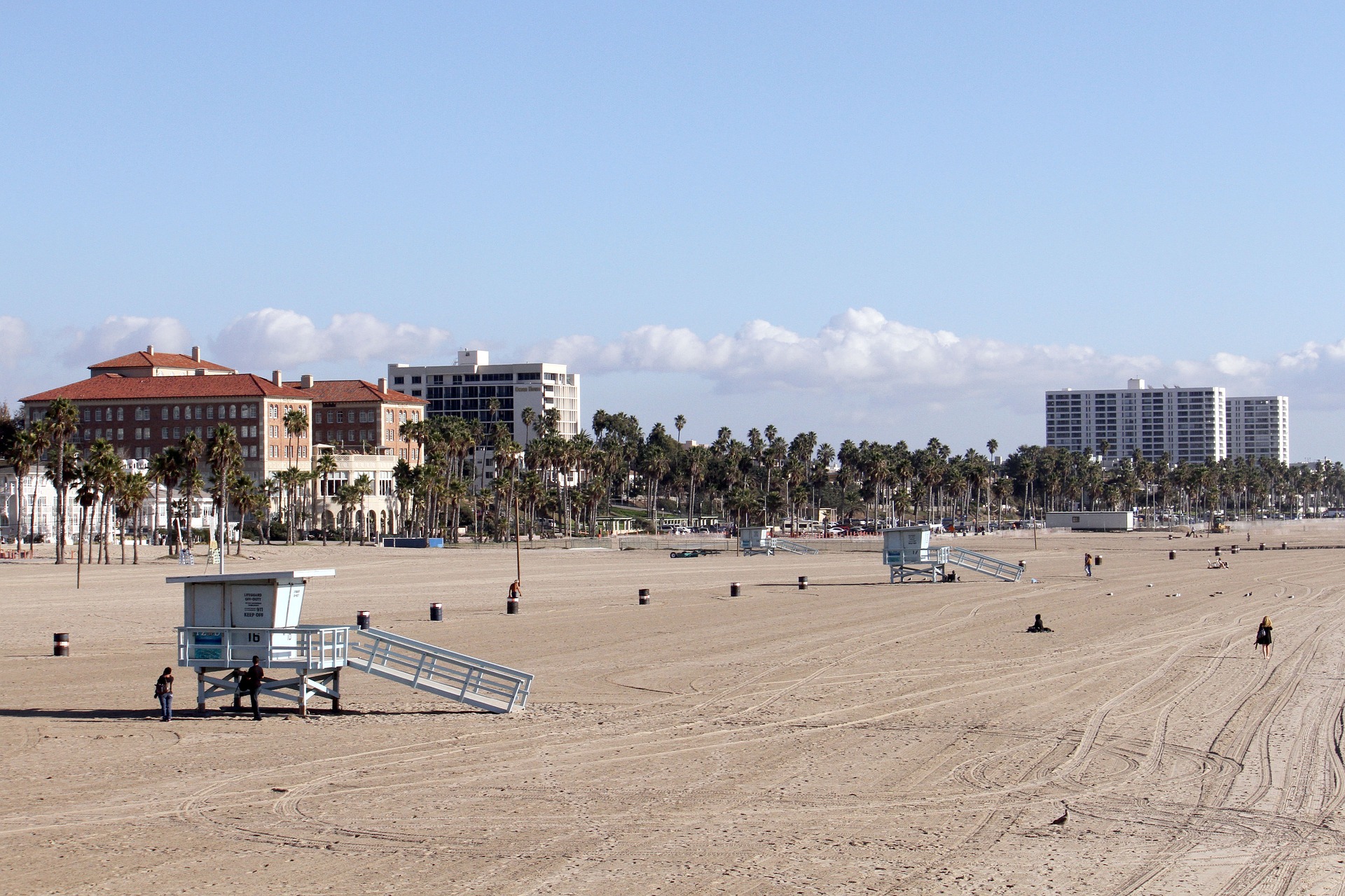 Venice Beach - playa de arena desierta. Están las casetas, de fondo las palmeras y algunos edificios. Imagen obtenida de https://pixabay.com/images/id-2574897/