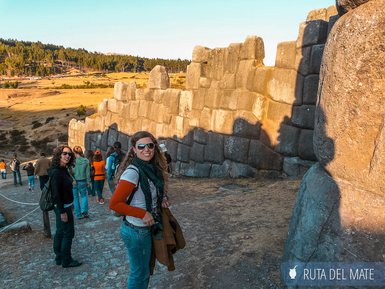 Qué VER en CUSCO en 3 días, la ciudad histórica de Perú 8 Flor subiendo la fortaleza Sayhuaman