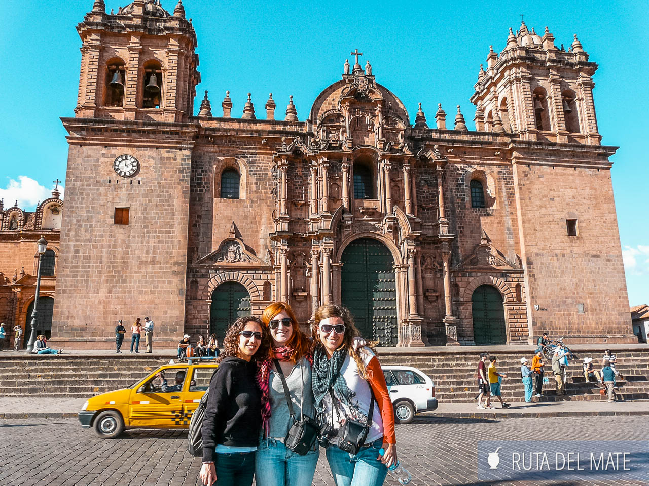 Qué VER en CUSCO en 3 días, la ciudad histórica de Perú 3 Flor y sus amigas y de fondo la fachada de la Catedral de Cusco