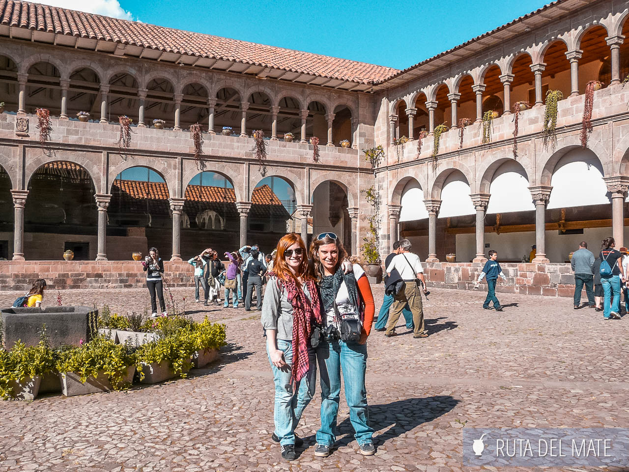Qué VER en CUSCO en 3 días, la ciudad histórica de Perú 6 Flor y su amigo en las Ruinas Qorikancha