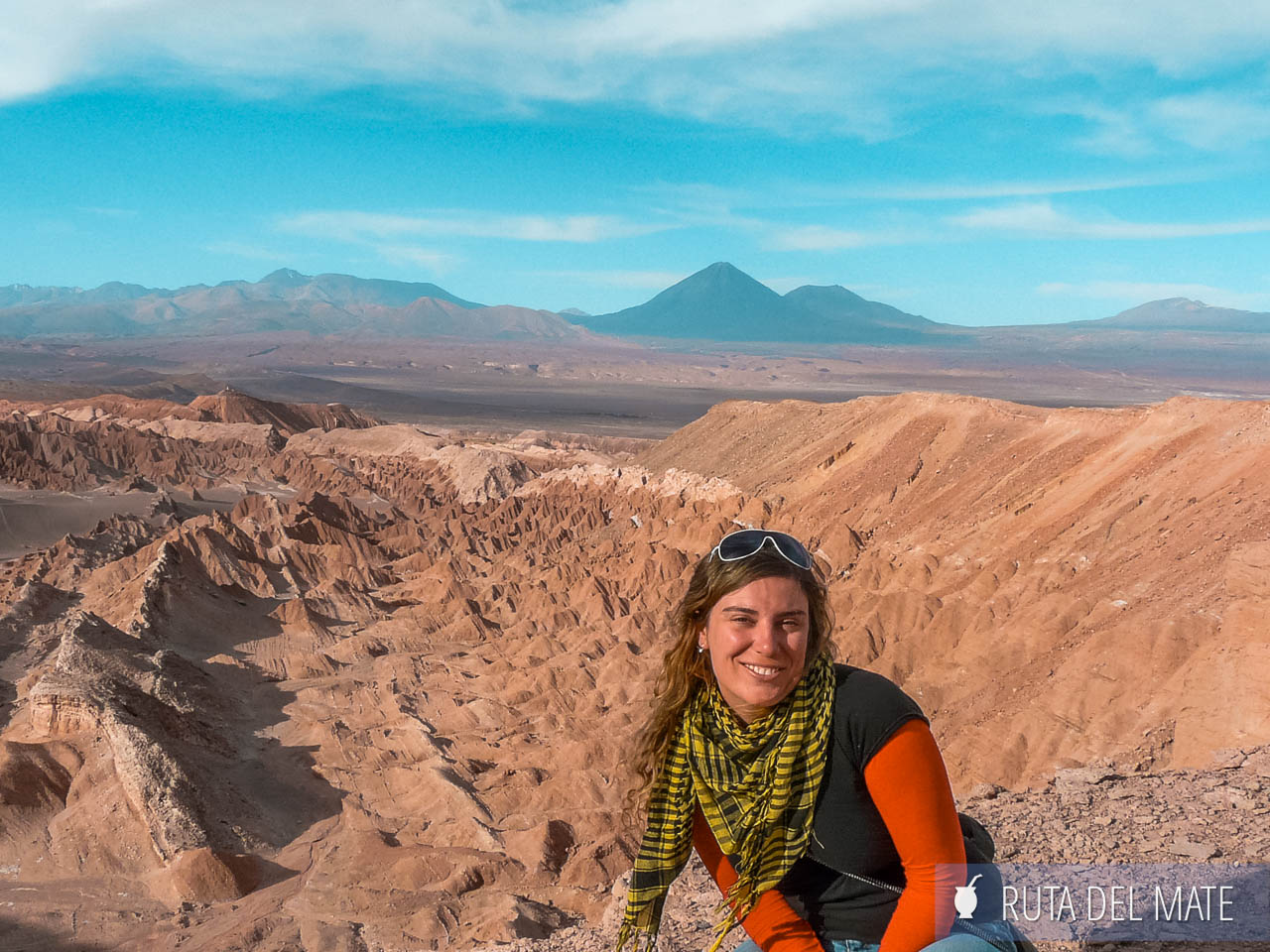 ¿Qué VER en SAN PEDRO DE ATACAMA? 7 lugares imperdibles 7 Valle de la Muerte y al fondo, el volcán Licancabur - Qué hacer y qué ver en San Pedro de Atacama